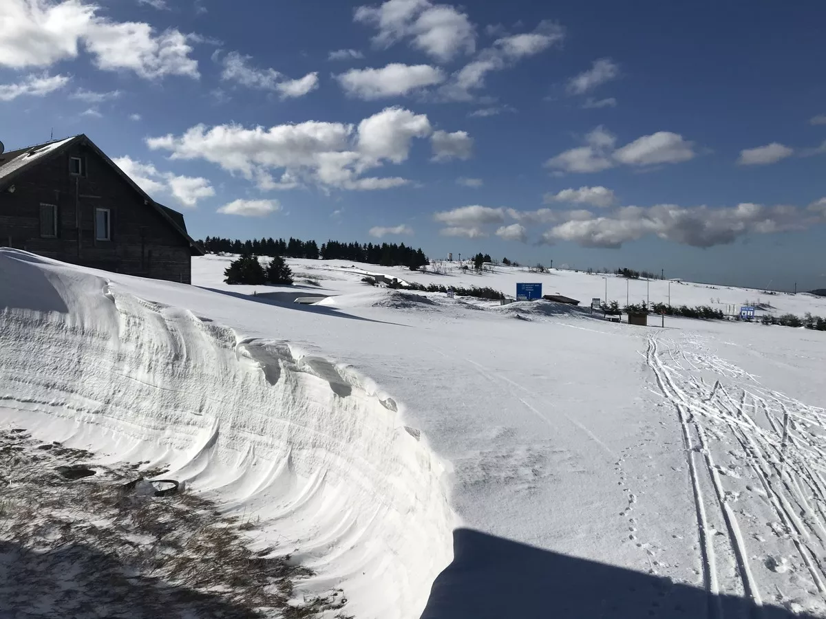 Riesige Schneehöhen im März 2019 nahe Bozi Dar