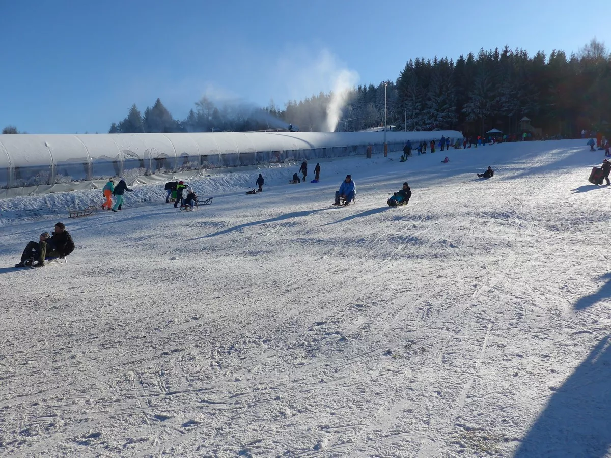 Rodelhang am Skigebiet mit überdachtem Zauberteppich