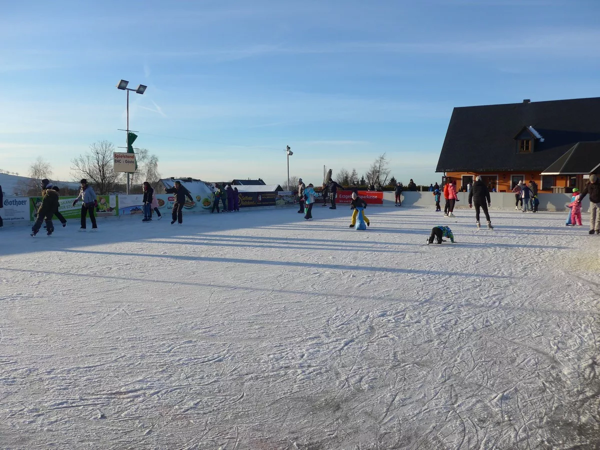 Eislaufen in der Sportwelt Preußler bei Seiffen