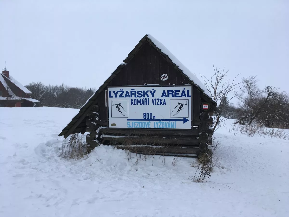 Komari vizka Hinweisschild zum Skigebiet