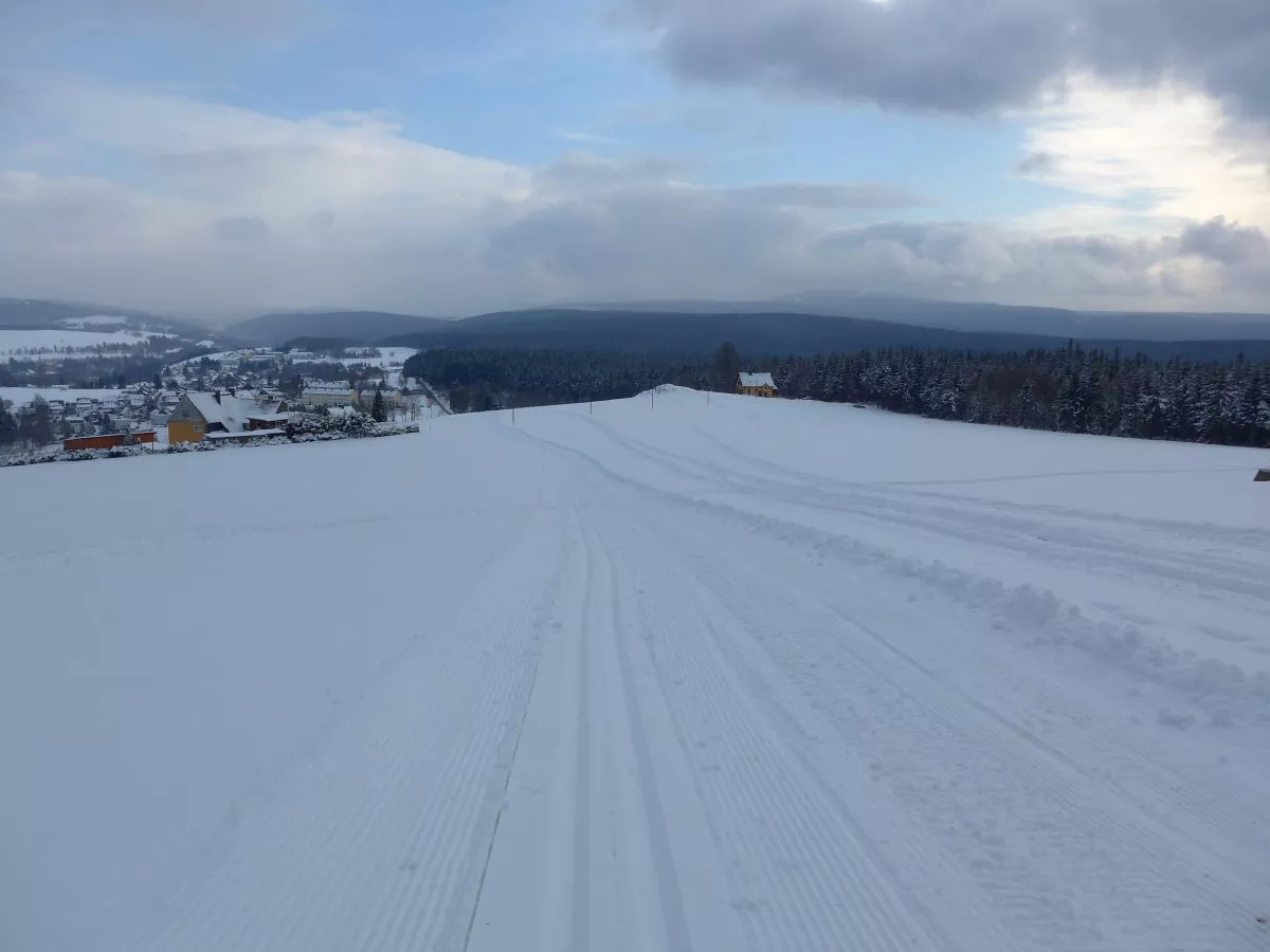 Loipeneinstieg an der Bärensteinauffahrt nahe Skihang