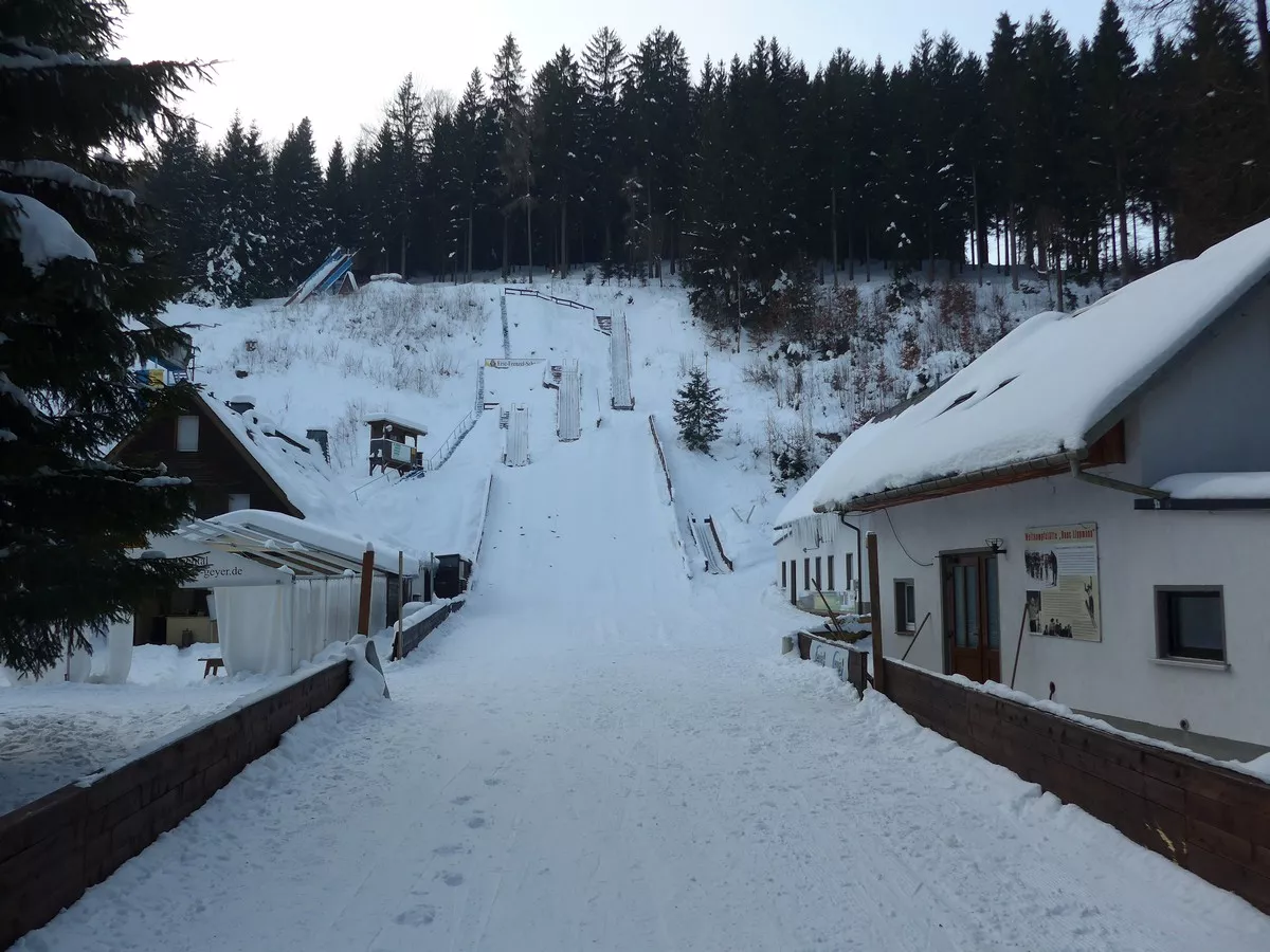 An den Skisprungschanzen im Greifenbachtal bei Geyer