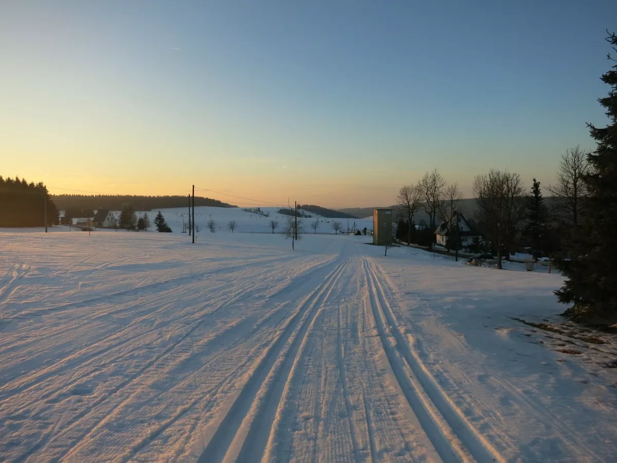Hangweg-Schwarzer-Buschweg-Loipe am Abend