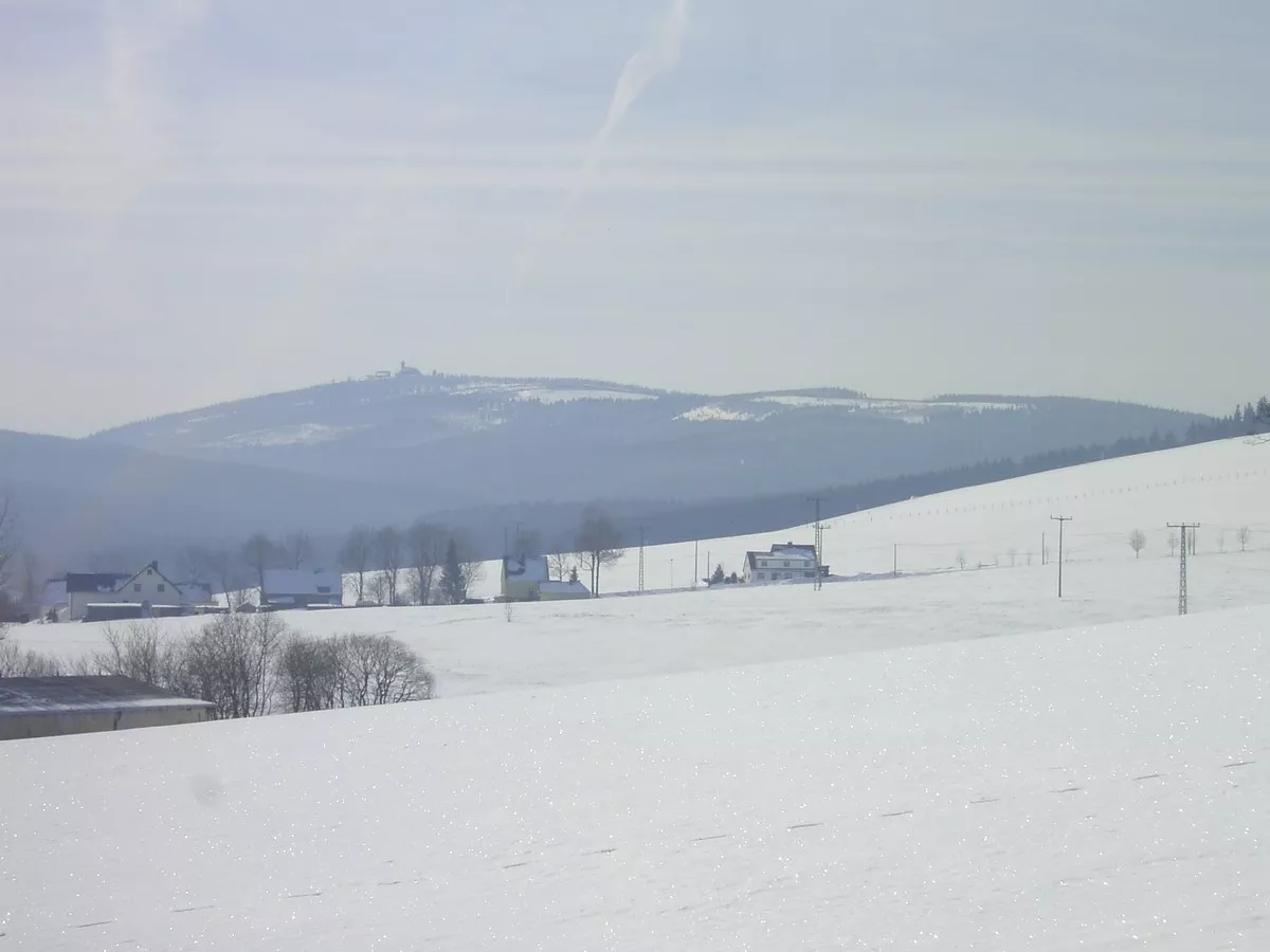 Anschluss Neudorf Ortsmitte - Blick zum Fichtelberg