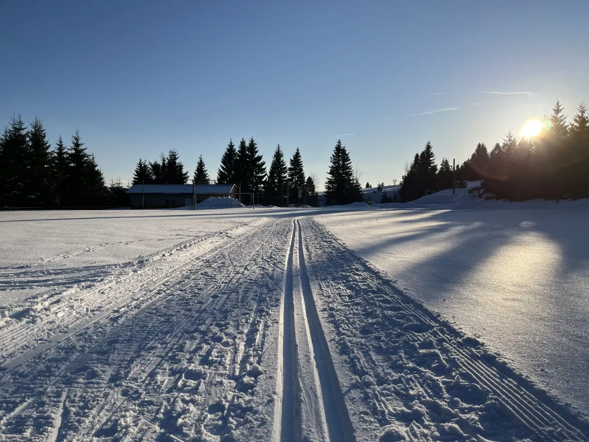 Winterlandschaft bei Horni Blatna - Loipe am Sportplatz