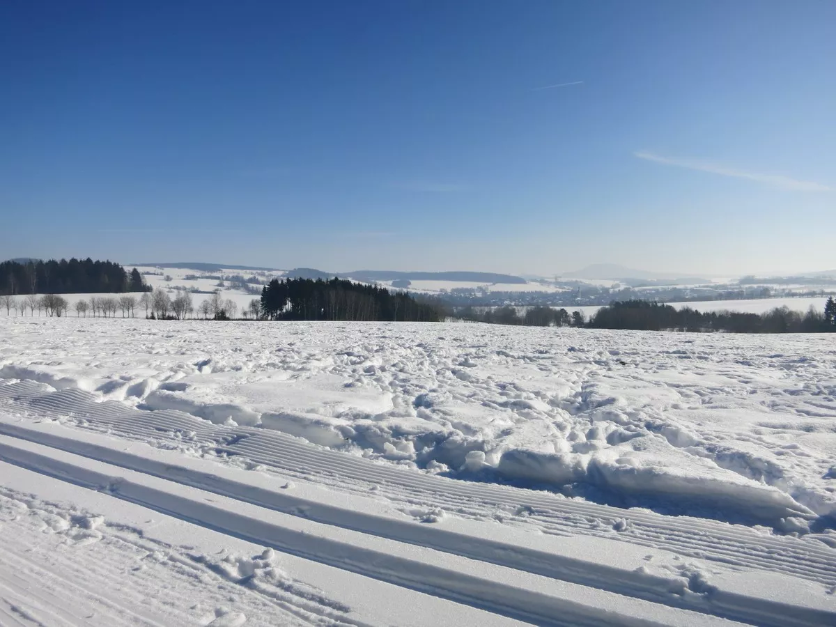 Blick auf die umliegenden Berge im Loipengebiet Schlettau