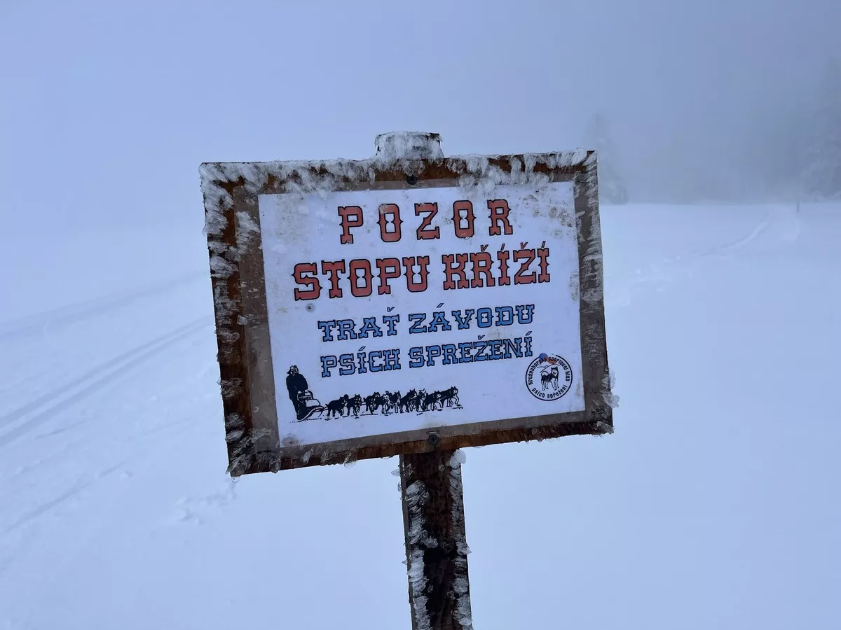 Hinweisschild Schlittenhundestrecke bei Abertamy