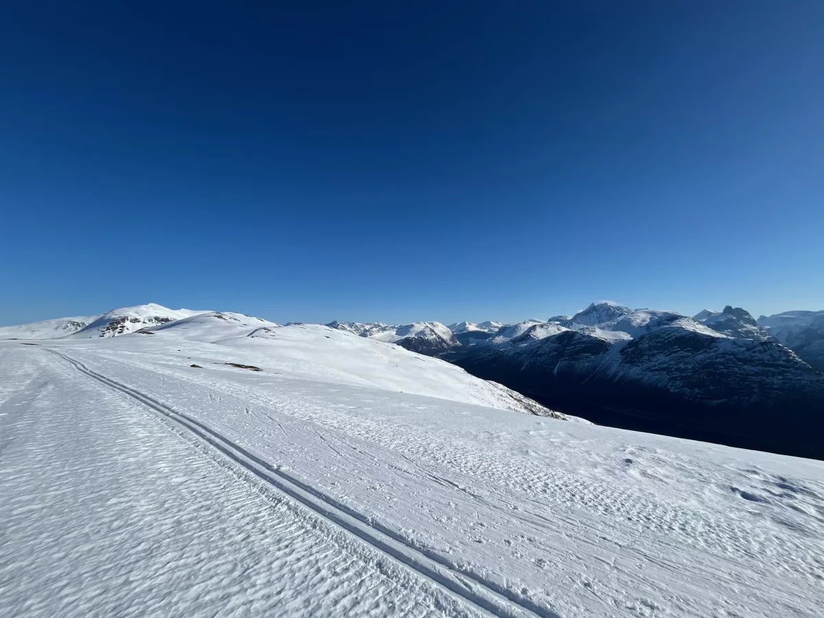 Loipe im Gebiet Romsdal oberhalb des Fjords nahe Åndalsnes