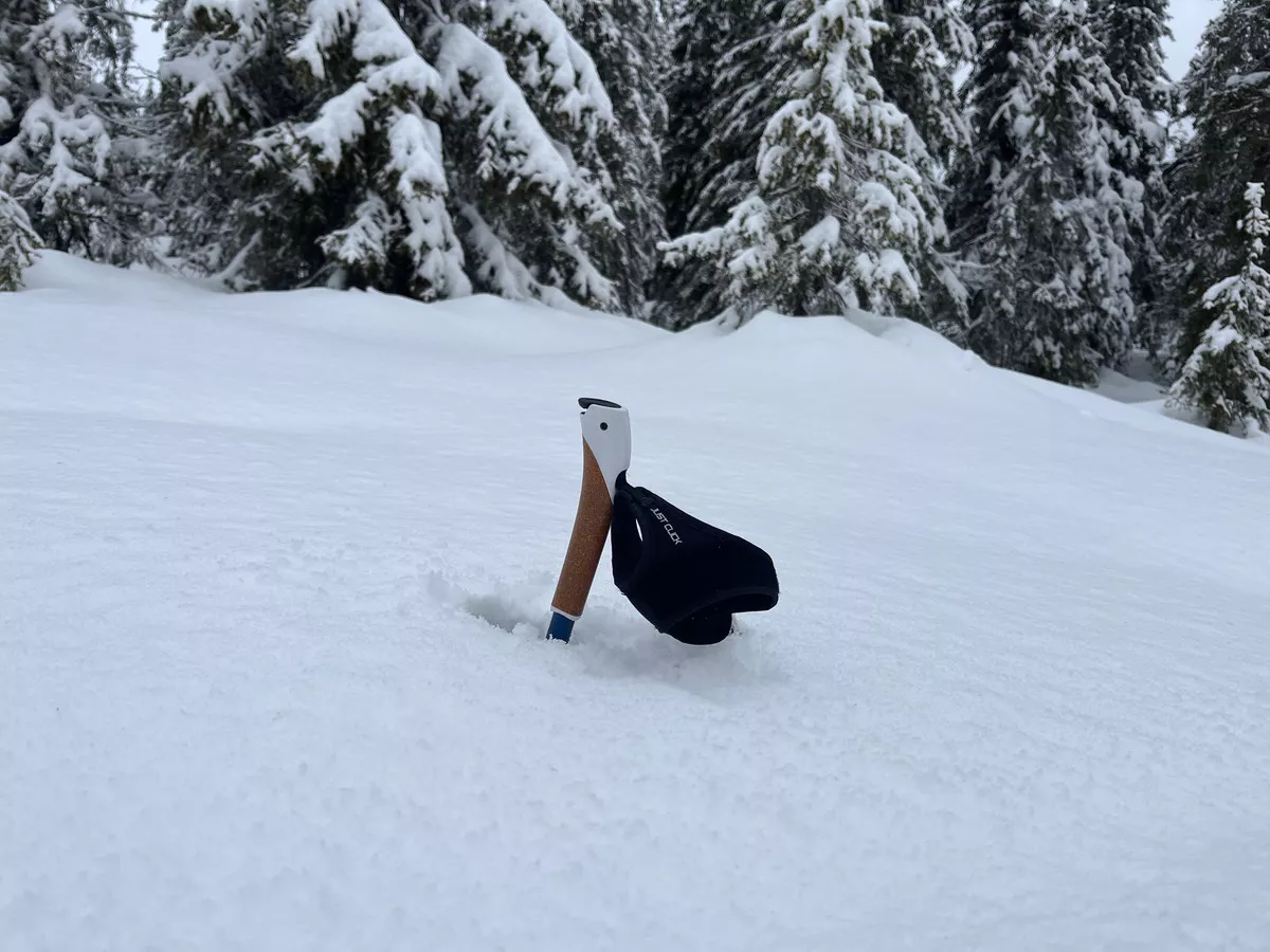 Nahezu komplett im Pulverschnee versunkener Skistock westlich von Lillehammer