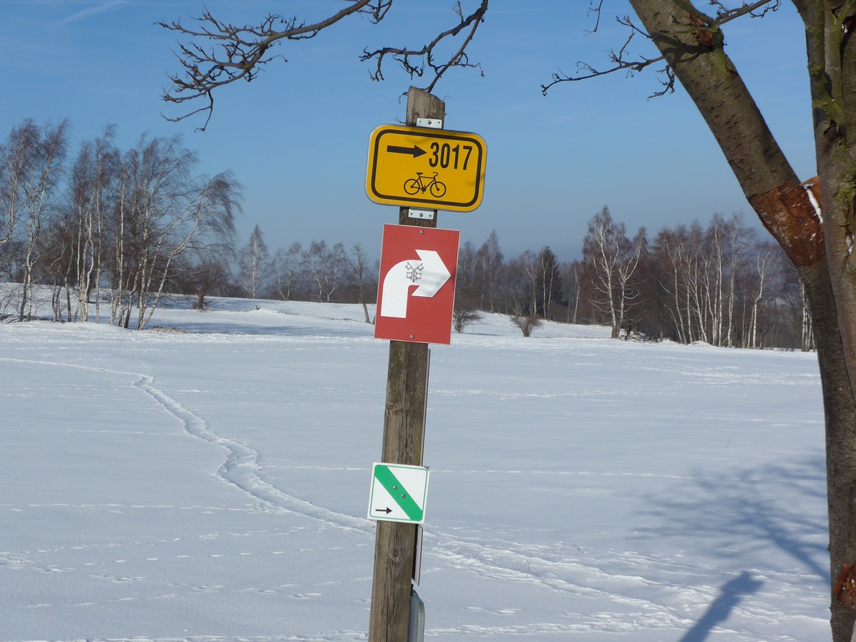 Rote Ausschilderung der Loipe im Bereich Petrovice