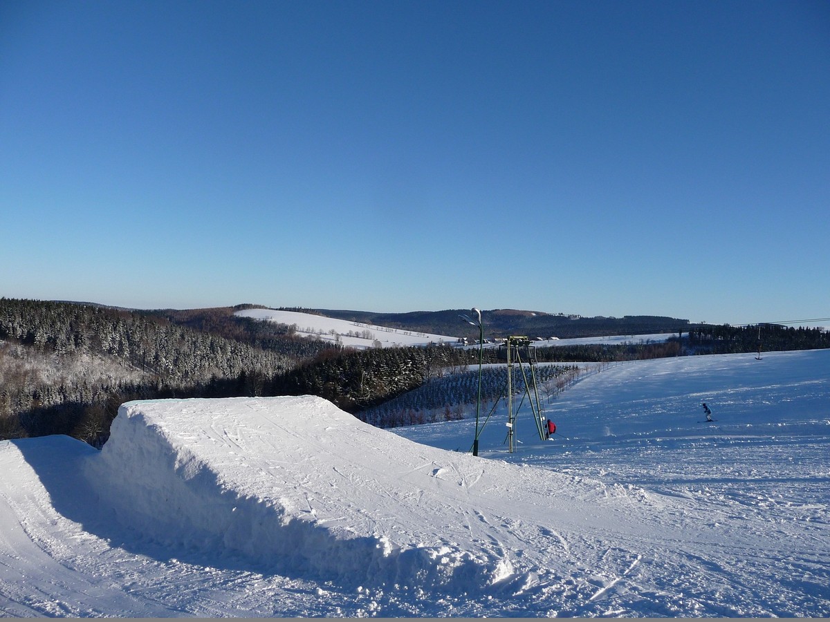 Massive Snowpark im Skigebiet Hermsdorf im Erzgebirge