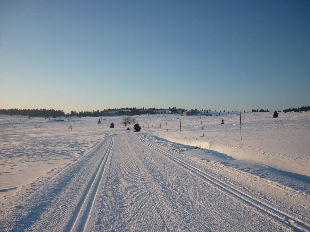 Breit gespurte Skimagistrale bei Hengstererben