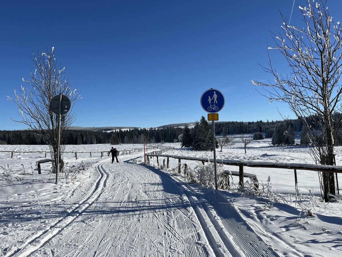 Loipe auf dem Fahrradweg bei Bozi Dar