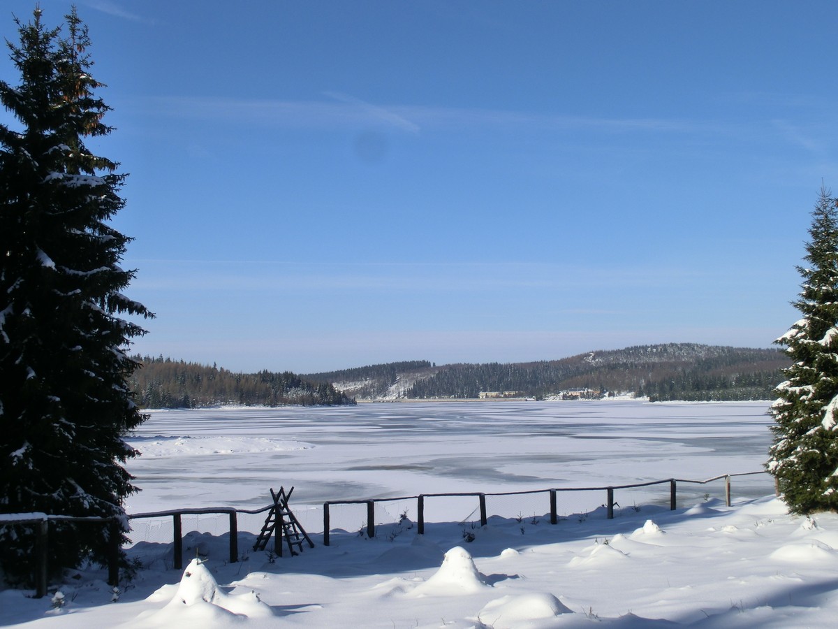 Blick auf den zugefrorenen Stausee der Talsperre Flaje