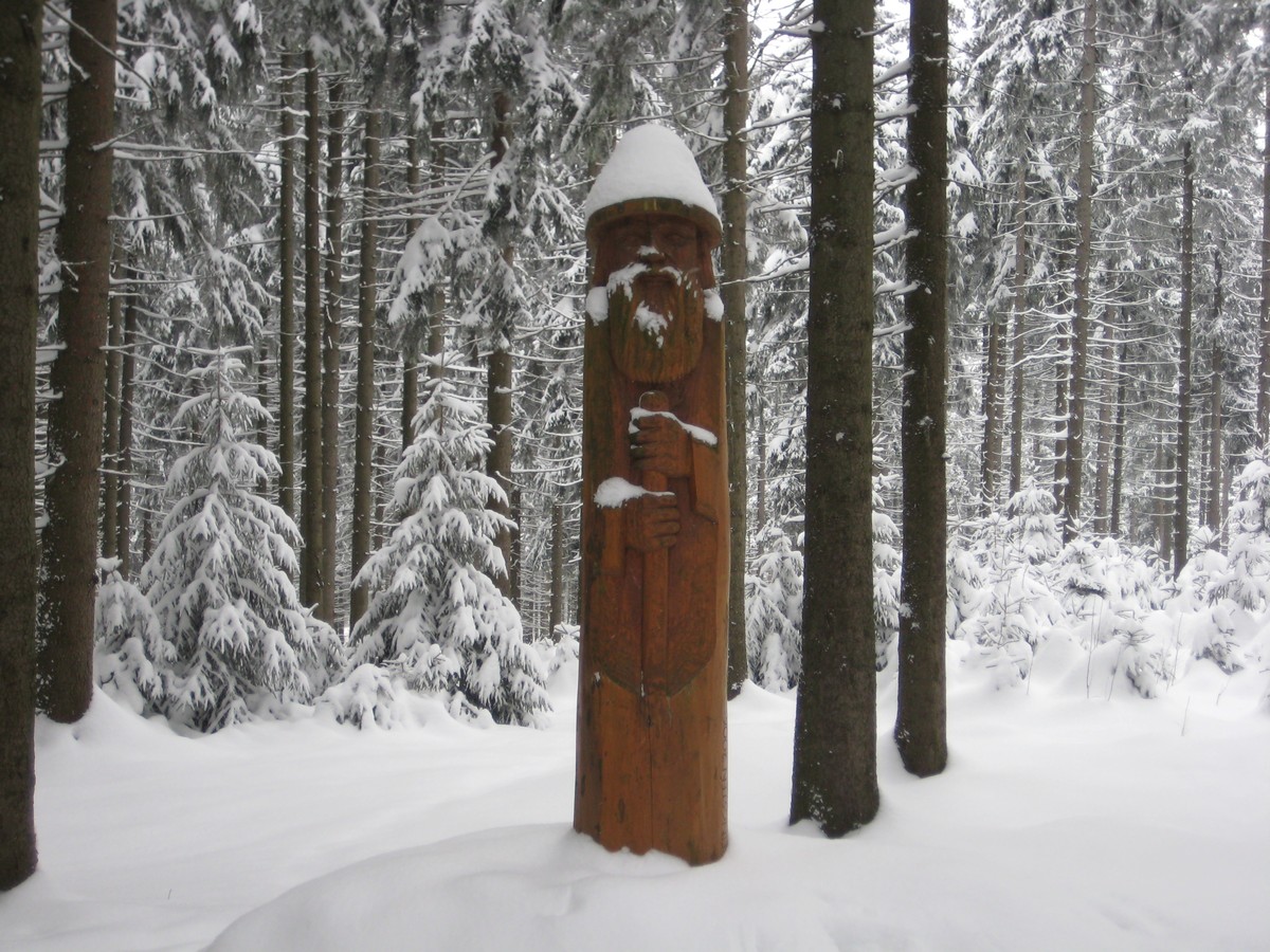 Holzschnitzfigur Wilder Mann mit Schneekuppe im Geyerschen Wald