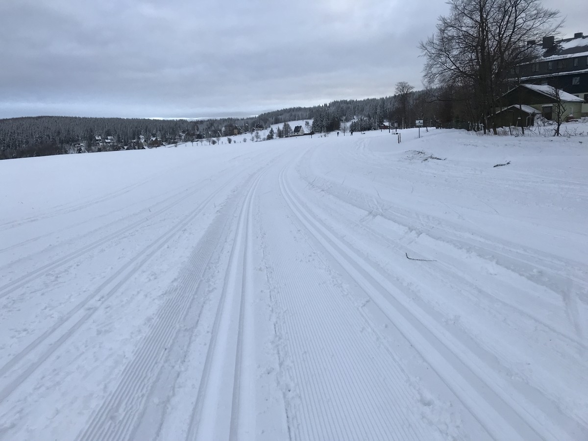 Anschlussloipe ins Tal zum Skilift, zum Bahnhof und zum Hotel Lindenhof