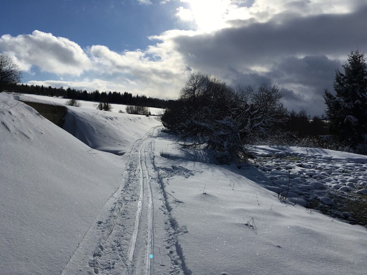 Skimagistrale bei Medenec nahe Bahnstrecke