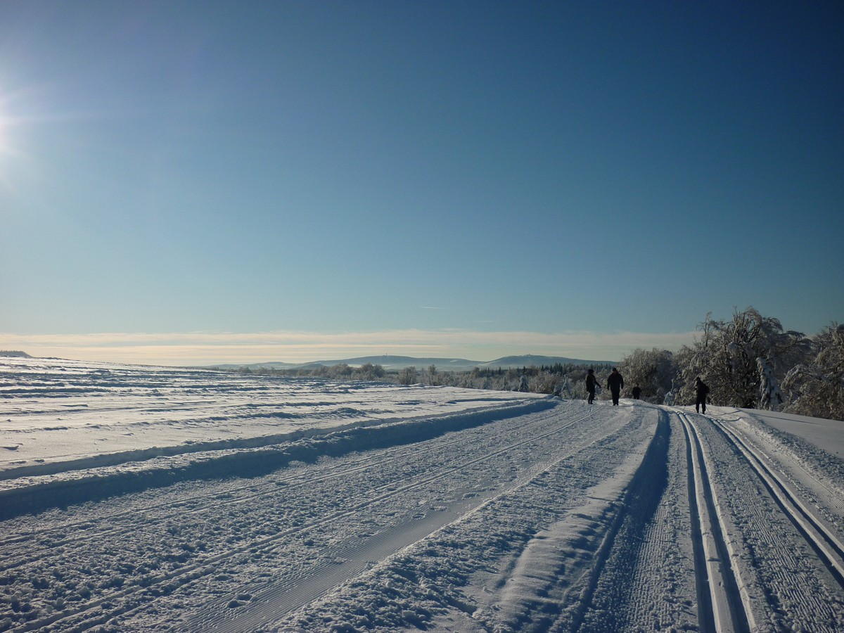 Loipe und Winterwanderweg bei Satzung - Blick zum Fichtelberg und Keilberg