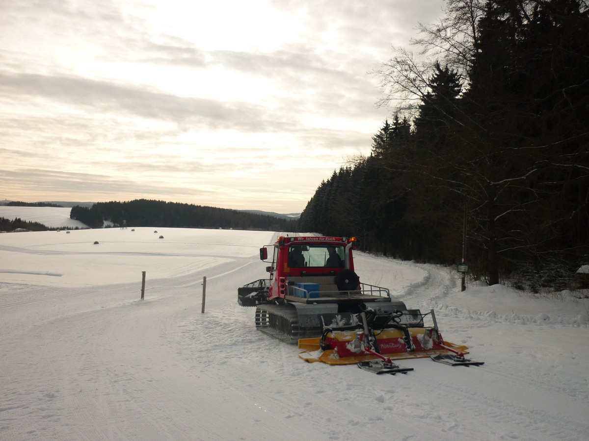 Pistenbully unterwegs im Loipengebiet Schönheide