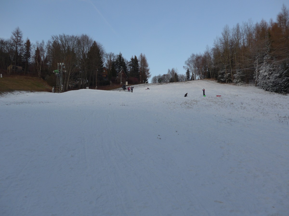 Blaue Abfahrtspiste im Skigebiet Mezihori