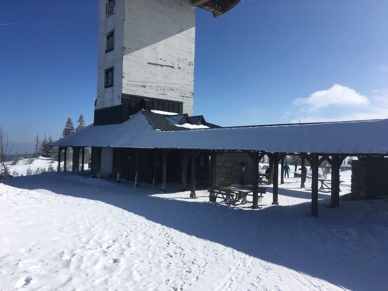 Auf dem Berg existieren mehrere geschützte Rastplätze