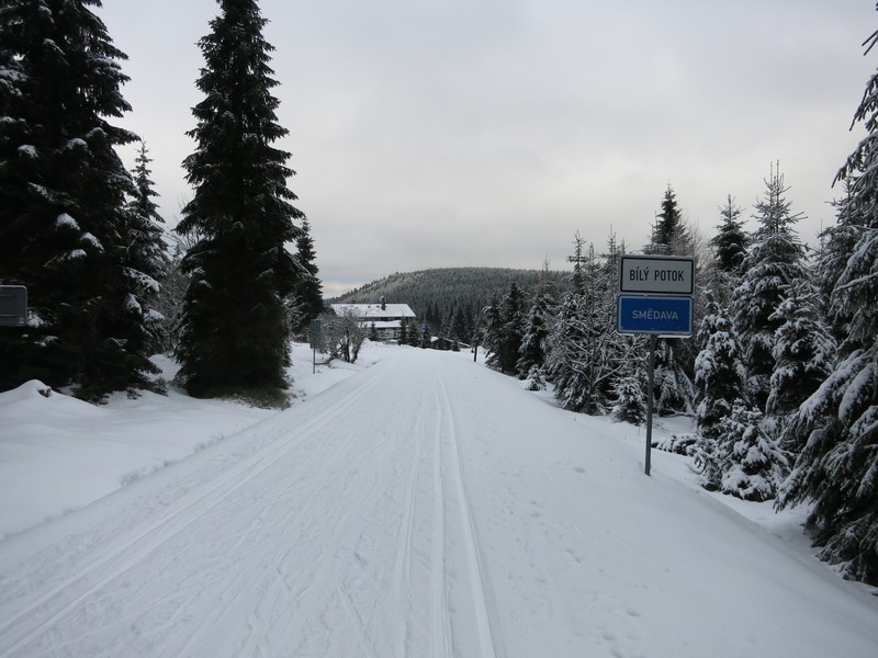 Loipe auf der im Winter gesperrten Straße kurz vor der Baude Smedava