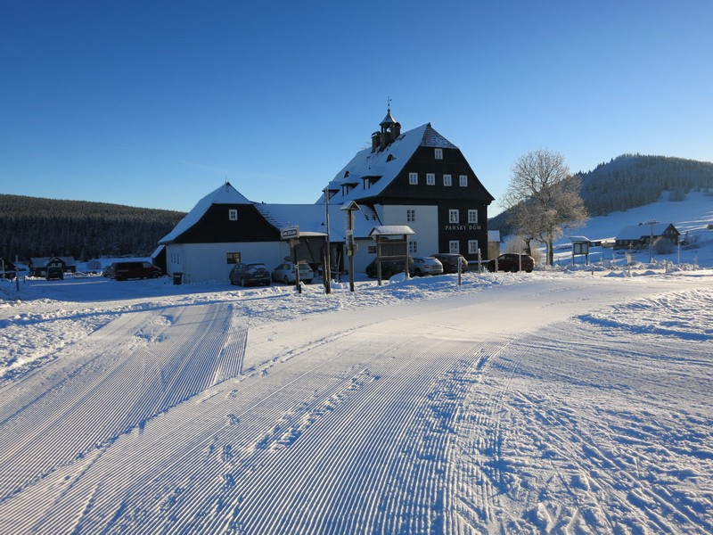 Blick aufs Hotel Panský dum in Jizerka bei Kaiserwetter