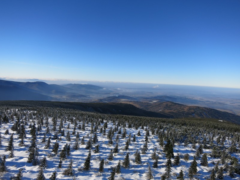 Blick vom Aussichtsturm Richtung nördliche Ausläufer des Isergebirges und Neißetal