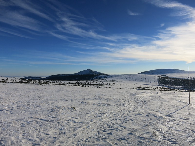 Auf dem Hochplateau des Riesengebirges - die 1603 Meter hohe Schneekopee kommt ins Blickfeld